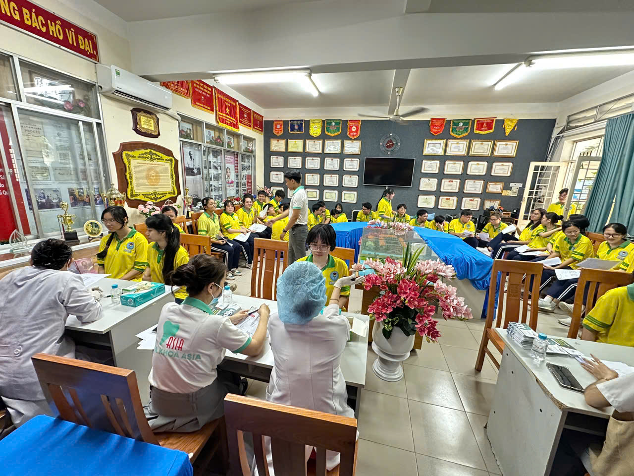 Có thể là hình ảnh về một hoặc nhiều người, mọi người đang học, bàn cờ, bàn, bệnh viện và văn bản