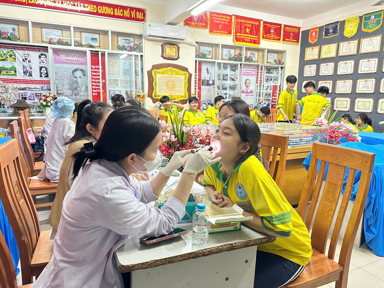 Có thể là hình ảnh về một hoặc nhiều người và văn bản